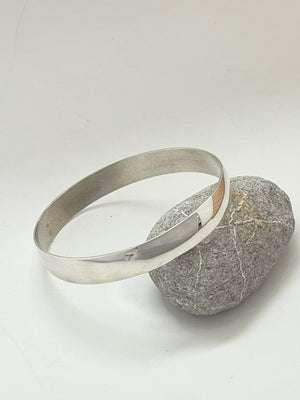 Man's Solid Silver Oval Shaped Bracelet. This piece exudes a simple yet elegant design and is hand crafted with the finest quality 925 solid silver.