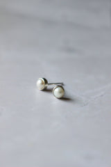 A 4 mm white pearl stud set in 5 mm silver setting that defines and perfectly highlights the pearl.