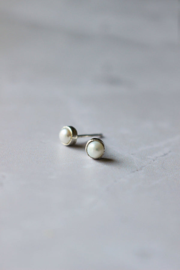 A 4 mm white pearl stud set in 5 mm silver setting that defines and perfectly highlights the pearl.